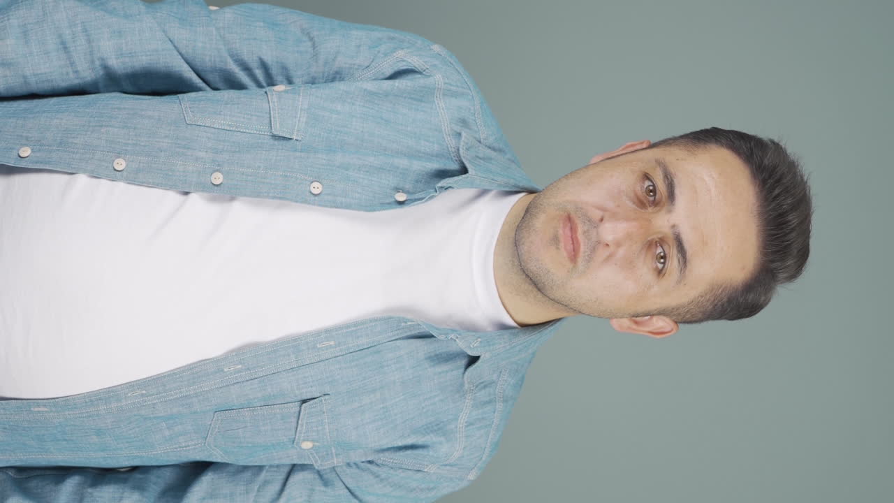 vídeo vertical del hombre emocional.