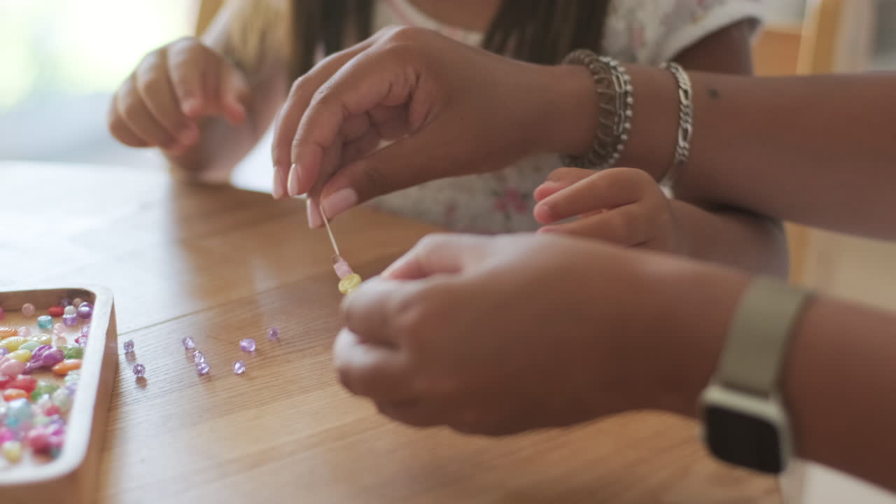 madre e hija haciendo joyas