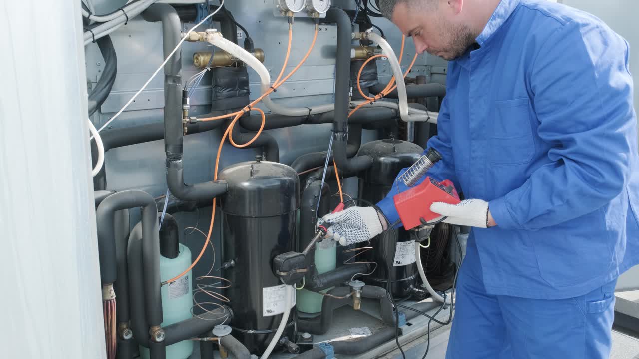 il tecnico ripara i sensori elettronici di temperatura con un saldatore elettronico