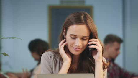 mujer de negocios haciendo una llamada telefónica informal. mujer sonriente hablando por móvil.
