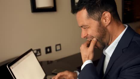 hombre de negocios trabajando en una computadora portátil 4k