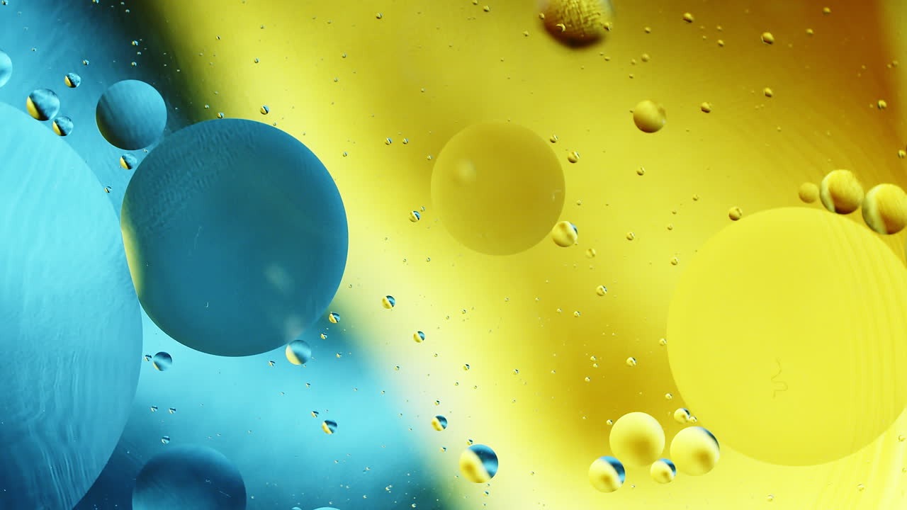 색상 그라데이션 추상 혼합 배경을 사용하여 물 회전에서 실제 가까운 오일 거품