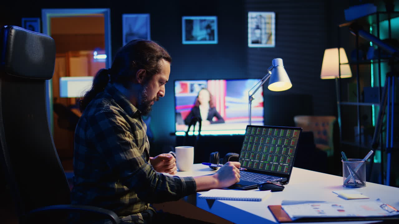 corredor feliz inversor emocionado por los altos ingresos de la bolsa de valores