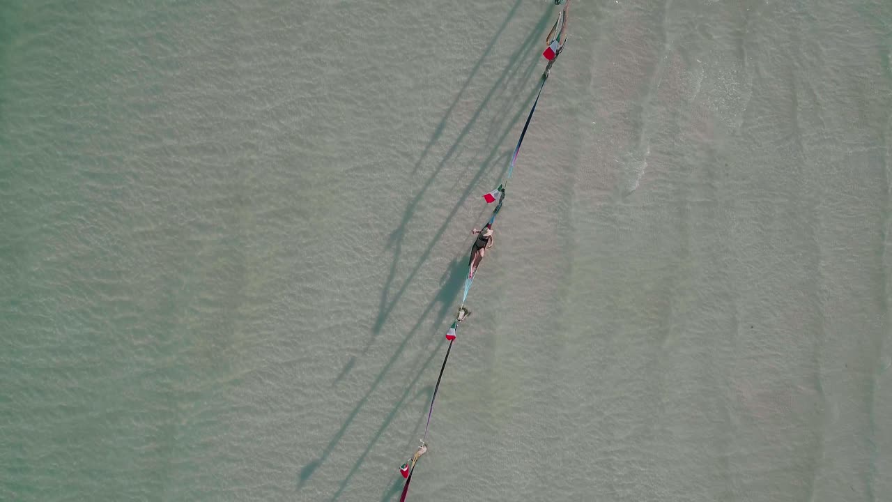 물에 홀박스 해먹에 누워 있는 동안 팔을 벌리고 있는 여성, 위에서 아래로