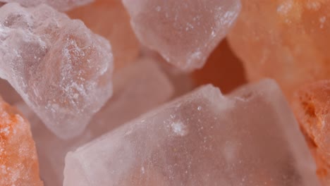 la sal rosa del himalaya es super macro de cerca. debido principalmente a los costos de comercialización, la sal rosa del himalaya es hasta veinte veces más cara que la sal de mesa o marina.