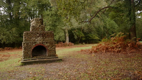 Plano-General-De-La-Chimenea-Portuguesa,-Monumento-A-Los-Caídos-En-La-Primera-Guerra-Mundial-En-Lyndhurst,-New-Forest.