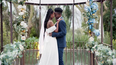 Boda,-Baile-Y-Pareja-Negra-En-El-Jardín