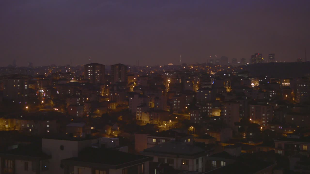 ночной вид города с огнями