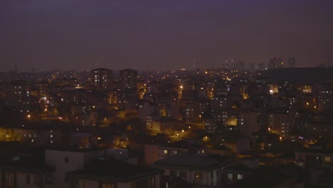 vista nocturna de una ciudad con luces