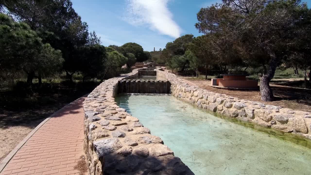 video de un parque acuático en españa, cerca de torrevieja en valenciana, con varias pequeñas cascadas y piscinas.