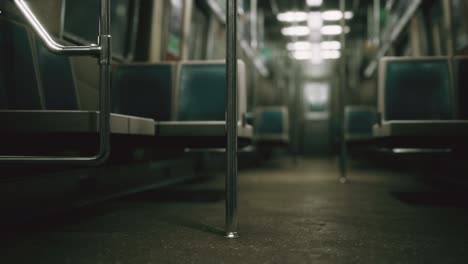 el vagón del metro en ee.uu. está vacío debido a la epidemia de coronavirus covid-19