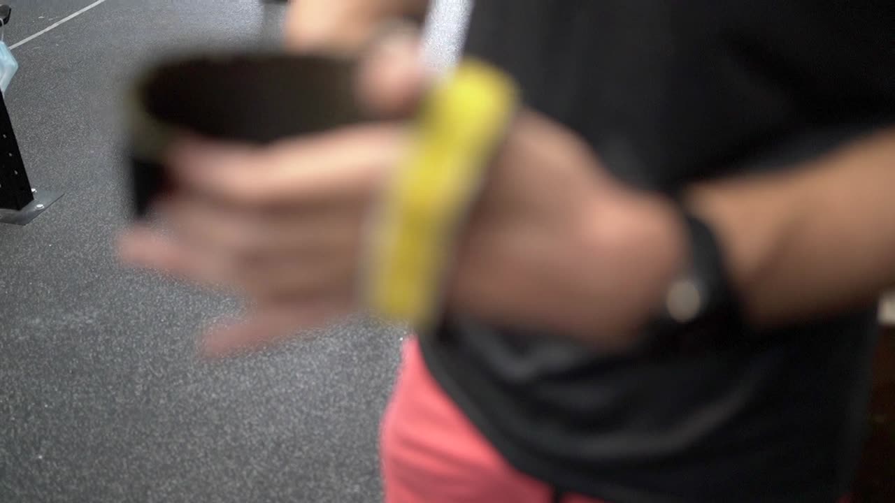 수확 운동 선수 가 손목밴드 를 착용 하고 있다