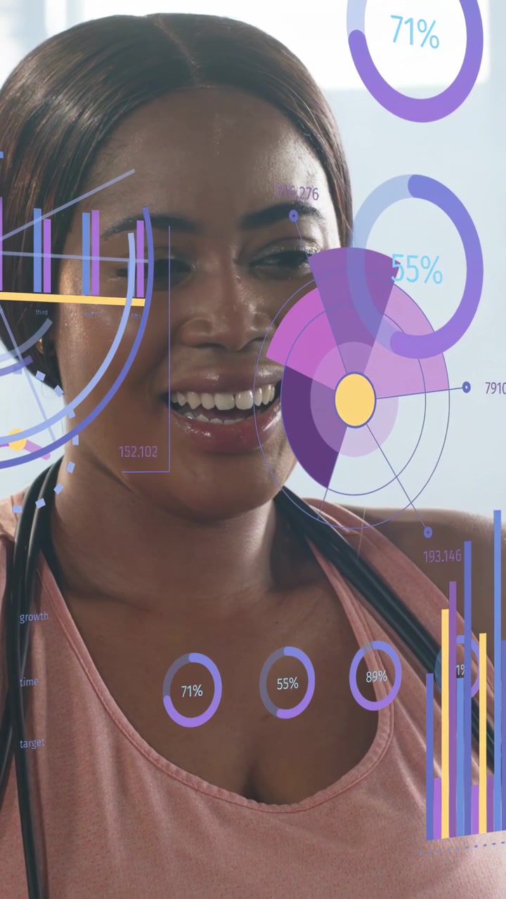 Klinisi wanita meninjau data kesehatan, HUD dengan overlay cincin dan batang, mengenakan stetoskop, tersenyum.