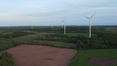 Antena-De-Granjas-De-Turbinas-Eólicas-De-Energía-Sostenible-Renovable-Verde-En-Los-Campos