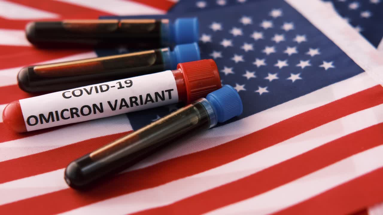 las pruebas de sangre de la variante omicron de covid-19 en la bandera estadounidense