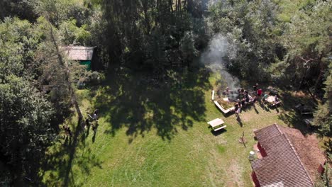 toma de un dron de un camping en el bosque con una hoguera