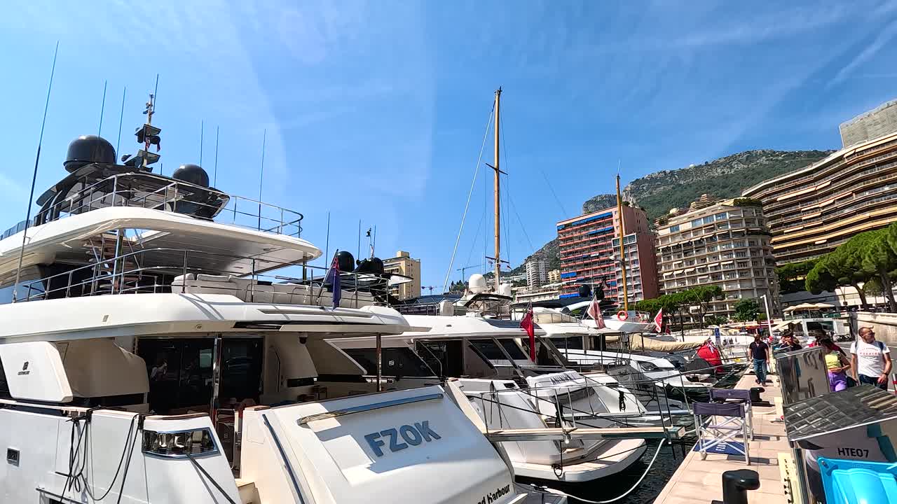 Yacht di lusso ormeggiati nel porto di Monte Carlo