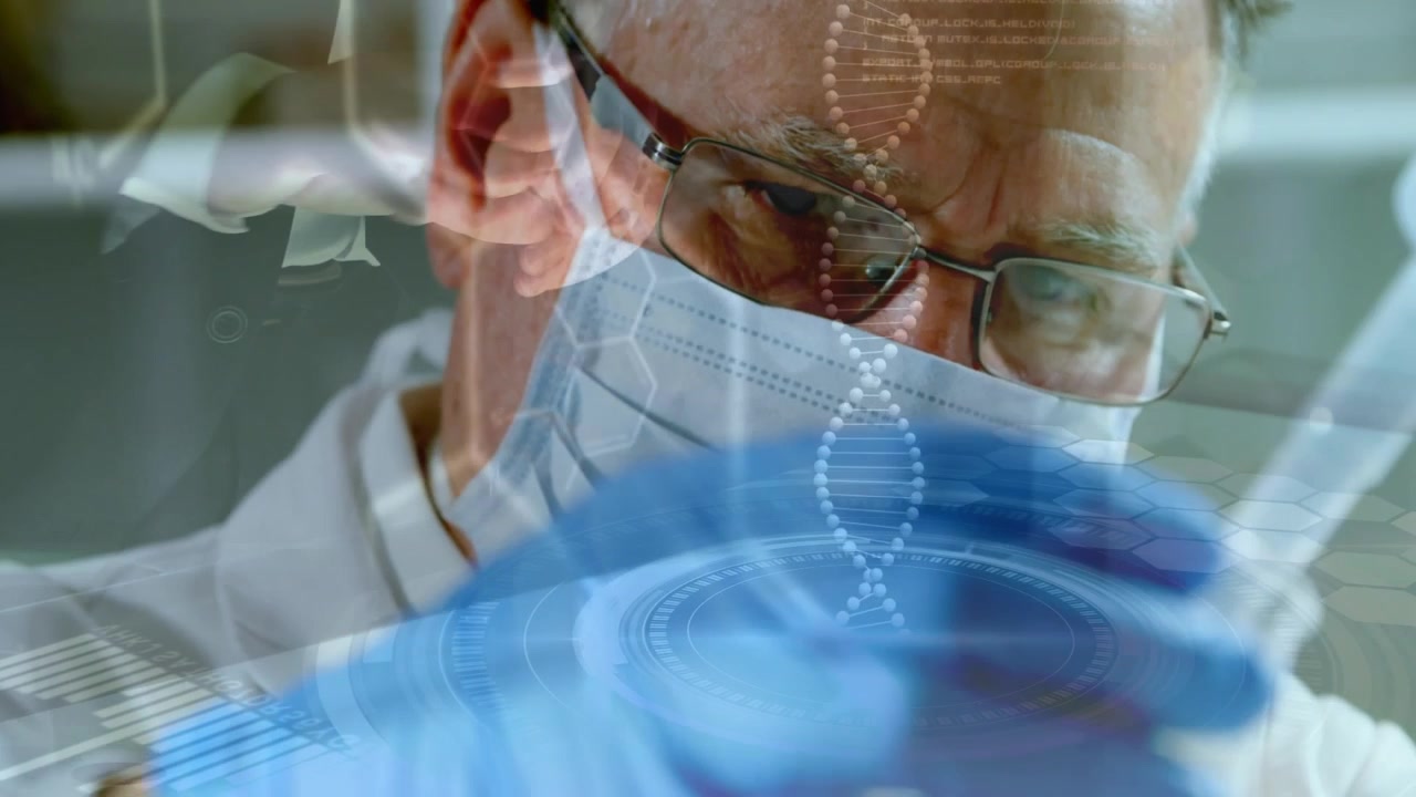 Animation af DNA-streng og databehandling over kaukasisk mandlig videnskabsmand i laboratorium