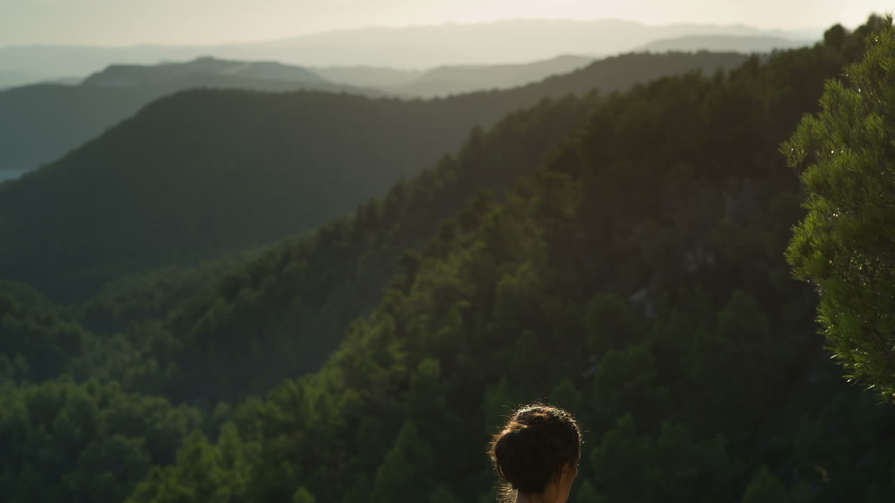mujer haciendo yoga afuera 22