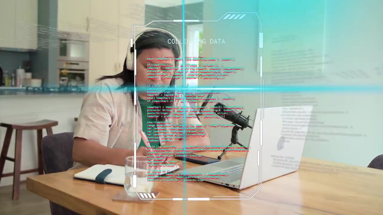 Kvinde optager podcast ved et bord til en fjernsession, mens HUD flimrer og afslører data på en bærbar computer og mikrofon.