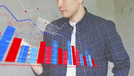 Animación-Del-Procesamiento-De-Datos-Financieros-Sobre-Un-Hombre-De-Negocios-Caucásico-Usando-Un-Teléfono-Inteligente