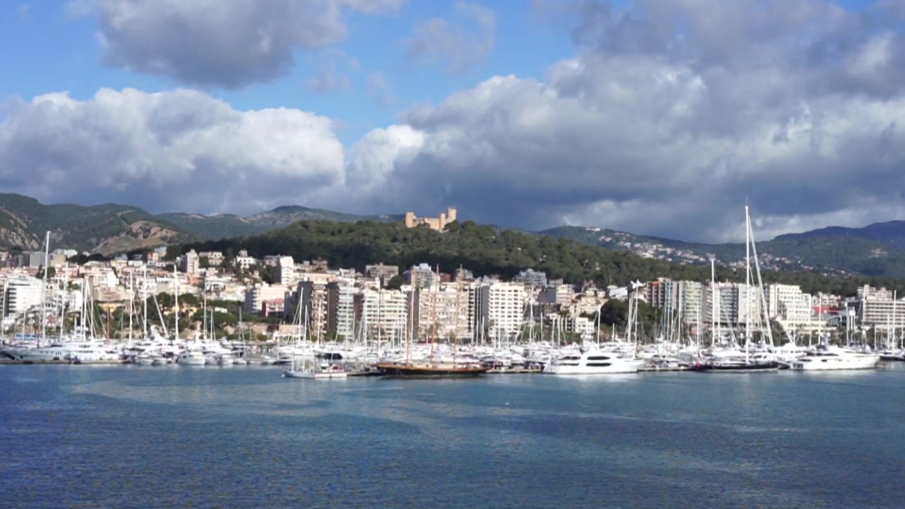 Una vista dal mare del porto di Palma di Maiorca nelle Isole Baleari. Video in tempo reale