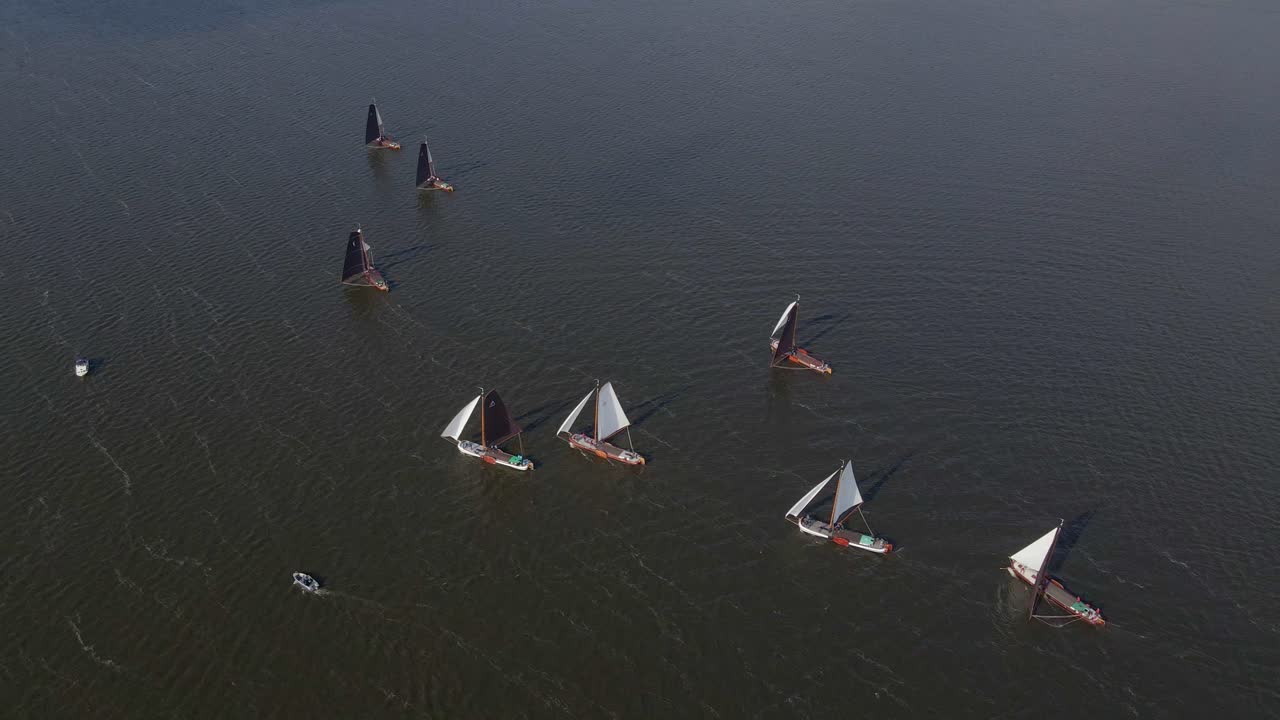 Luftfoto af skutsje-sejladskonkurrence på Sneekermeer-søen i Sneek, Friesland, Holland