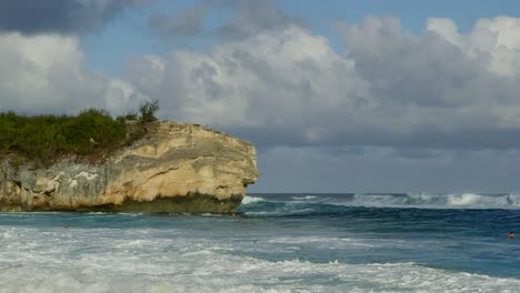 Fuertes-Olas-Chocan-Contra-El-Acantilado-Junto-Al-Mar-En-La-Costa-Pacífica-De-Kauai-Hawaii