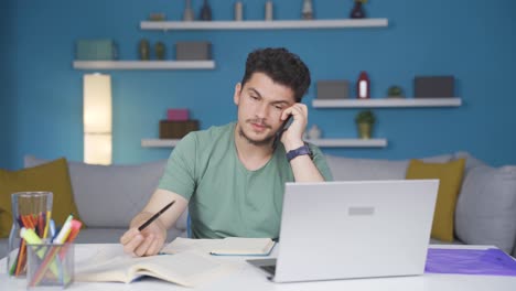 estudiante masculino hablando infeliz por teléfono.