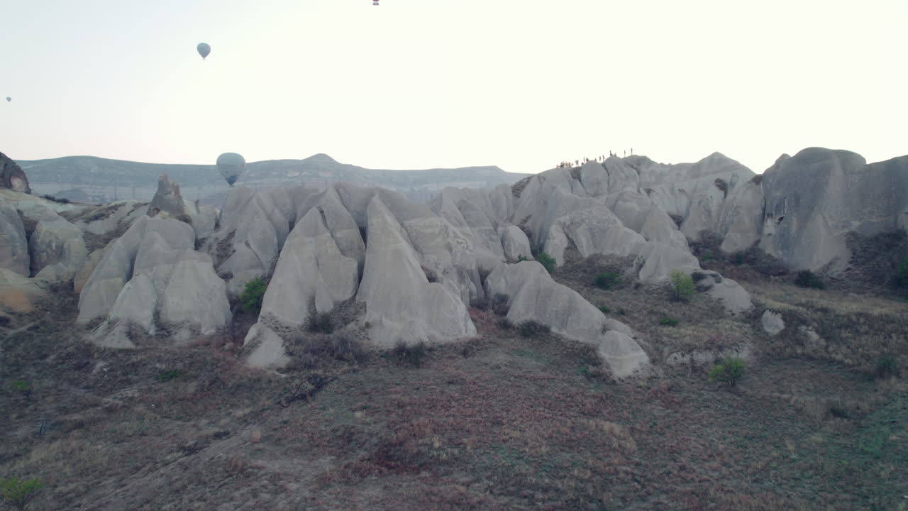 카파도키아 의 해가 뜨면 독특 한 바위 지형 위 에 있는 열기 풍선