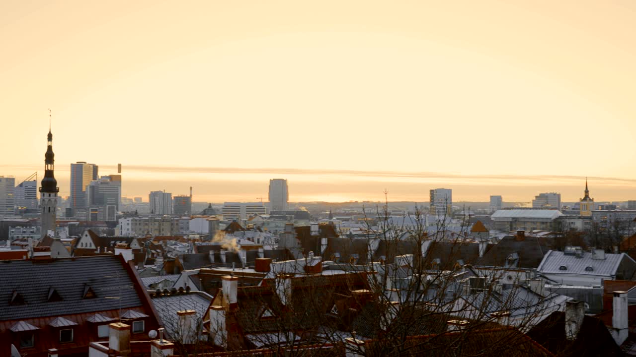 Tallinna, Viro, Eurooppa. Vanhan kaupungin kaupunkikuva aamuauringossa. Suosittu paikka kuuluisilla maamerkeillä. UNESCO. Panoraama