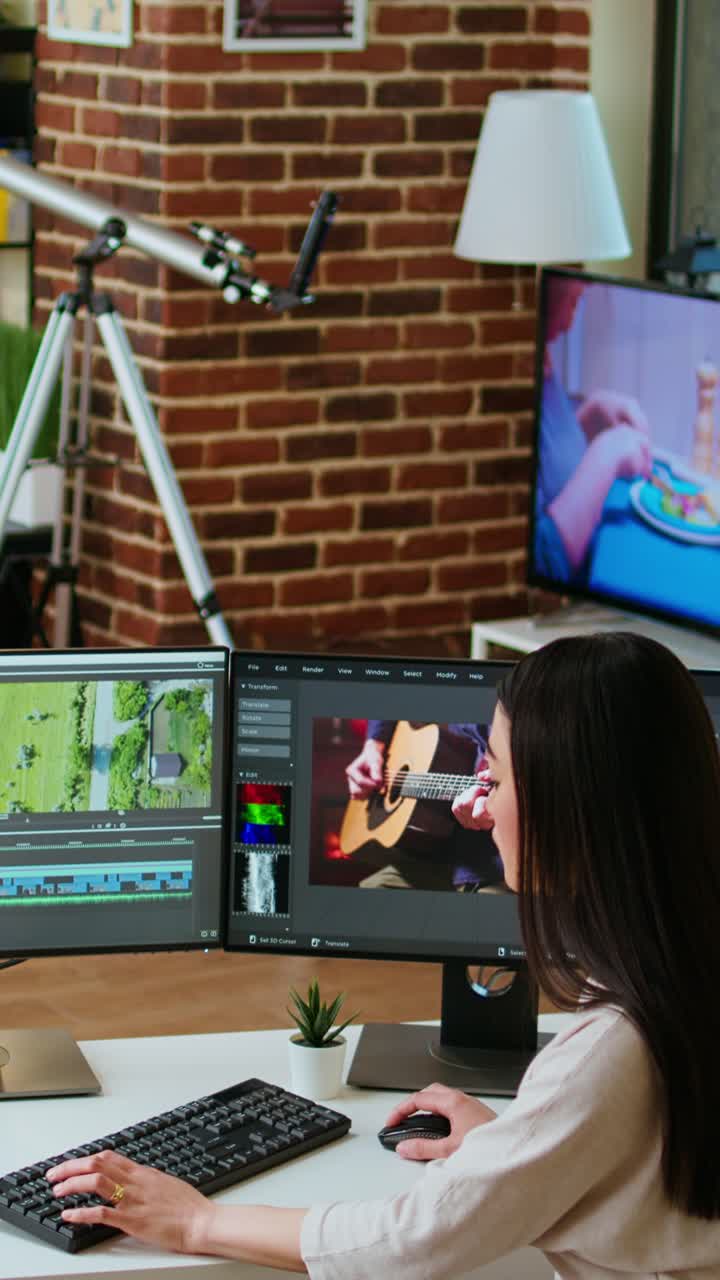 Vídeo vertical: mujer asiática editando un vídeo musical en el estudio de su salón