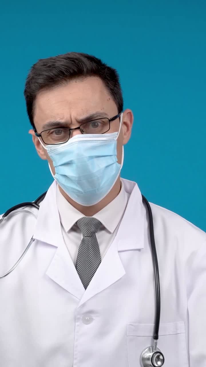 Dokter Memakai dan Melepas Masker Wajah