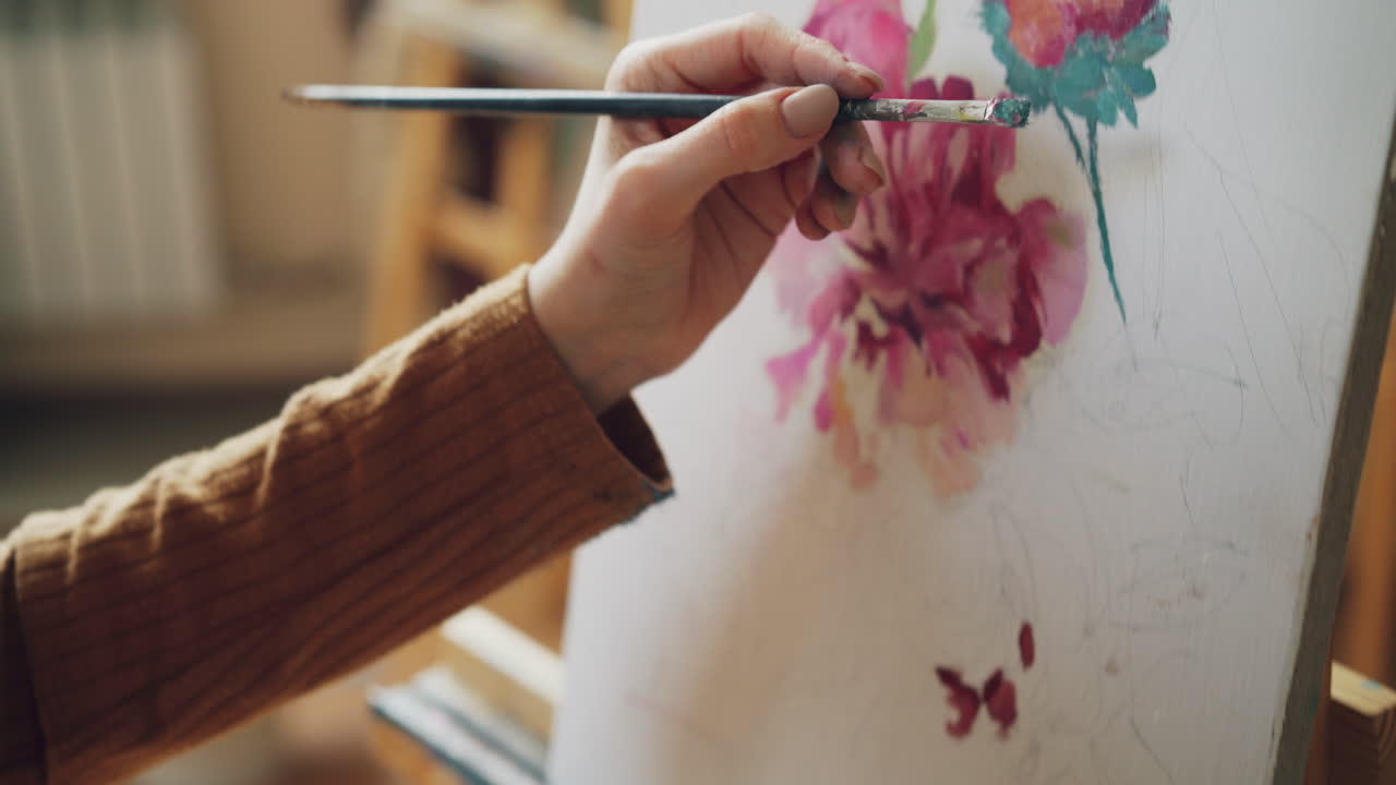 artista pintando peonías