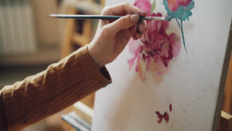 artista che dipinge peonie