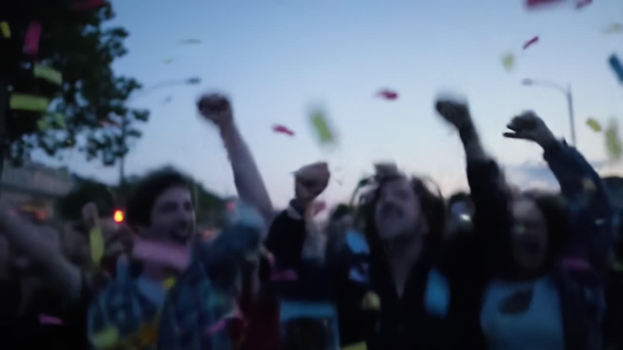 Festlig aften med farverig konfetti: En glad menneskemængde fylder gaderne med jubel og kaster farverige stykker op i en festlig atmosfære under aftenhimlen