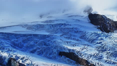 Maravillosa-Mañana-Frío-Grieta-Glaciar-Saas-Fee-Saastal-Aéreo-Dron-Zermatt-Matterhorn-Suiza-Hora-Azul-Capa-De-Nubes-Cielo-Soleado-Góndola-Metro-Alpin-Tranvía-Alpes-Suizos-Montañas-Izquierda-Movimiento