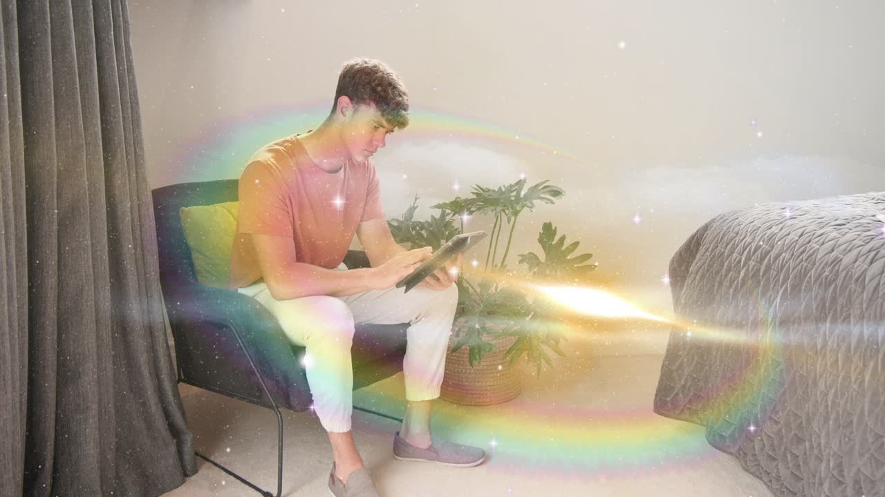 Mann tippt auf Tablet im Schlafzimmer und sieht sich eine Vorschau der AR-Technologie an, während sich ein Regenbogenband und Glitzer über das Bett bewegen