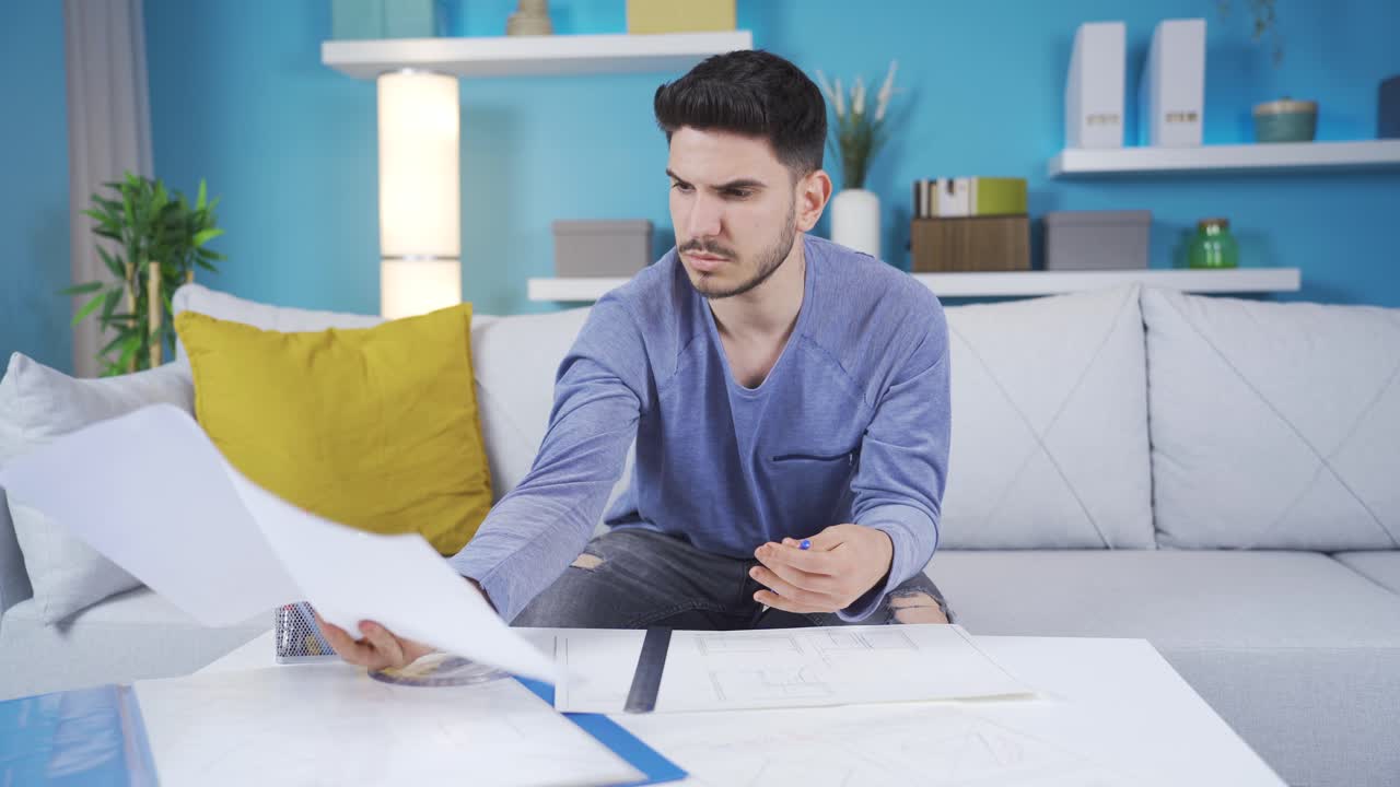 el diseñador de interiores dibuja el proyecto en casa.