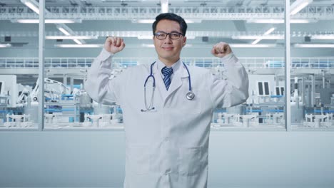 médico celebrando el éxito en una fábrica moderna