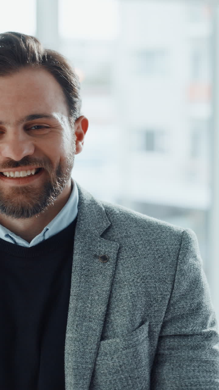 Primer plano del retrato de un hombre feliz sonriendo y riendo