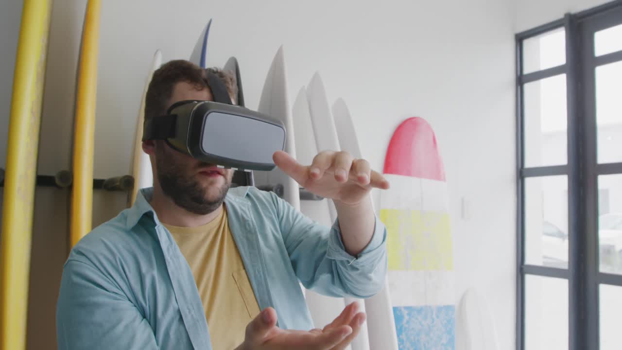 un hombre que hace tablas de surf en su taller