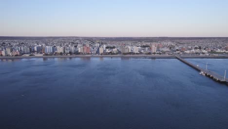 Vista-Cinematográfica-De-Drones-Desde-El-Mar-De-La-Ciudad-De-Puerto-Madryn-En-Argentina,-Destino-Turístico.