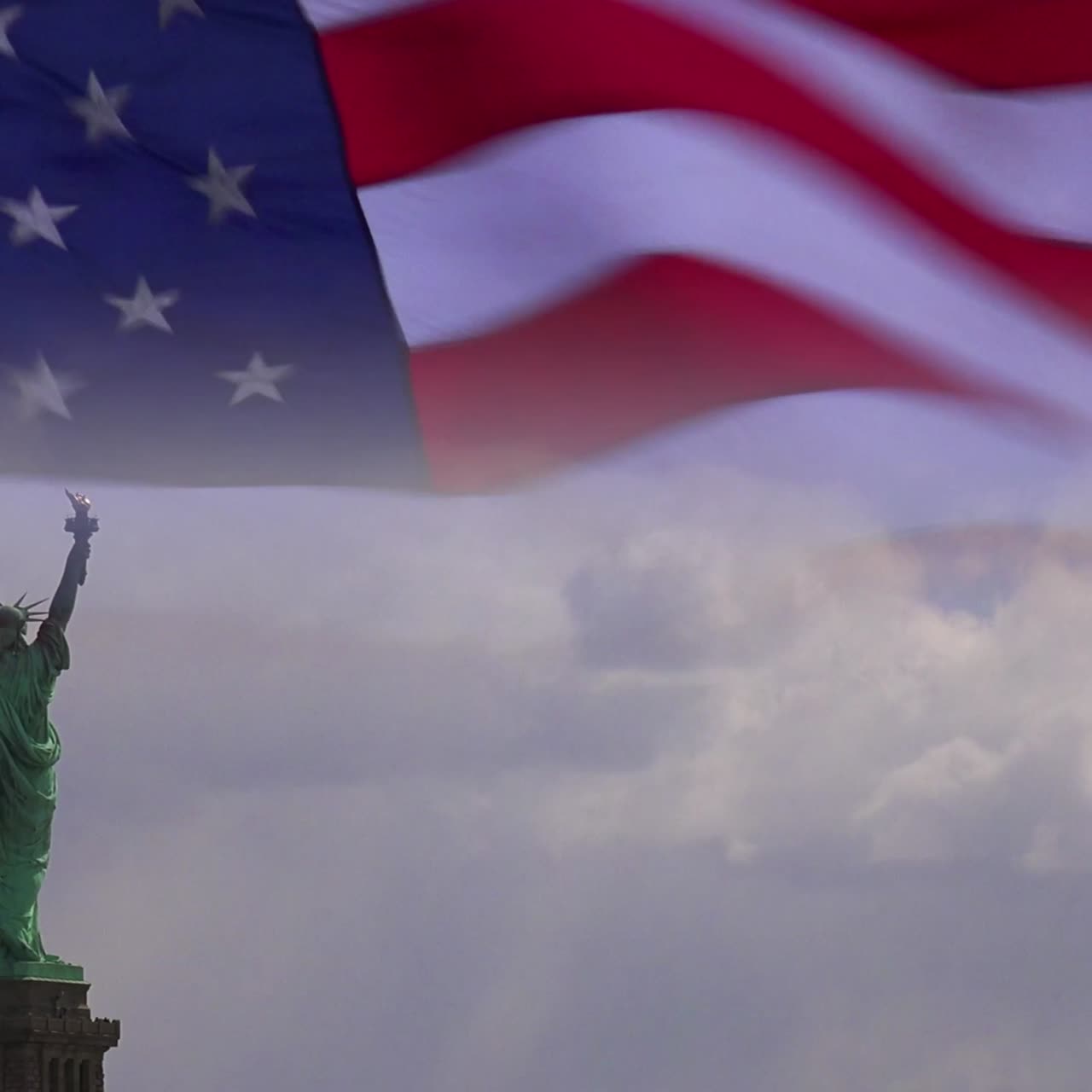 Un'immagine altamente patriottica della bandiera degli Stati Uniti e della Statua della Libertà sovrapposte