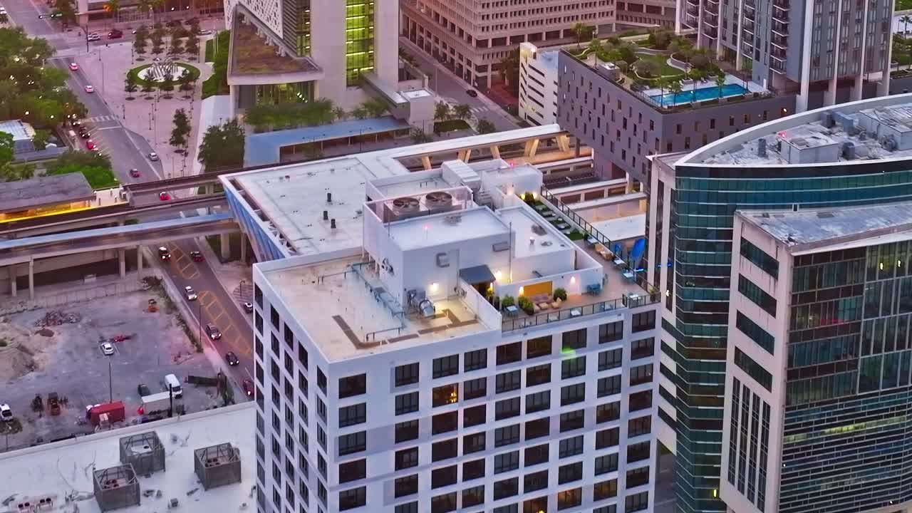 Vista aérea de edifícios e estradas de Miami ao entardecer