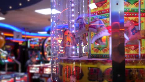 carrusel de arcade de diversión con máquinas tragamonedas