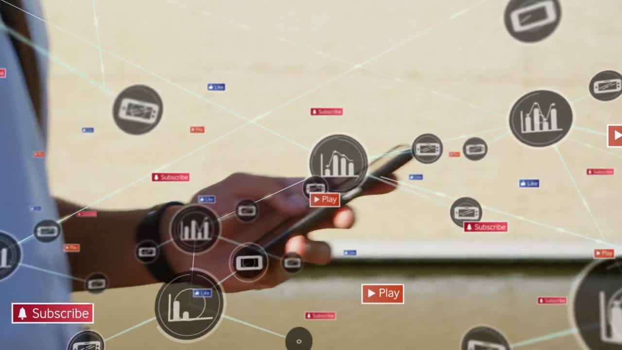 animación de iconos de redes sociales y conexiones sobre el hombre caucásico usando un teléfono inteligente
