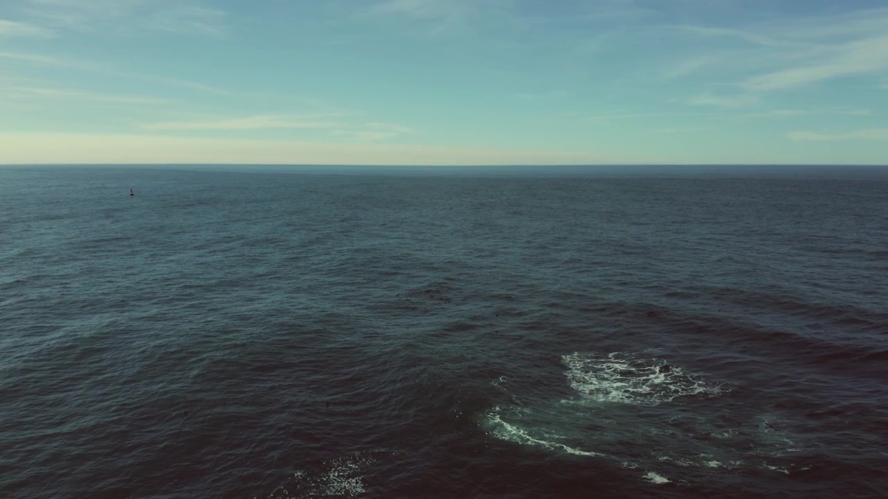 Guardando l'oceano infinito con cieli azzurri e sereni.