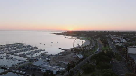 Luftaufnahme-Der-Sonne-über-Dem-Oststrand-Von-Geelong,-Australien,-Mit-Riesenrad