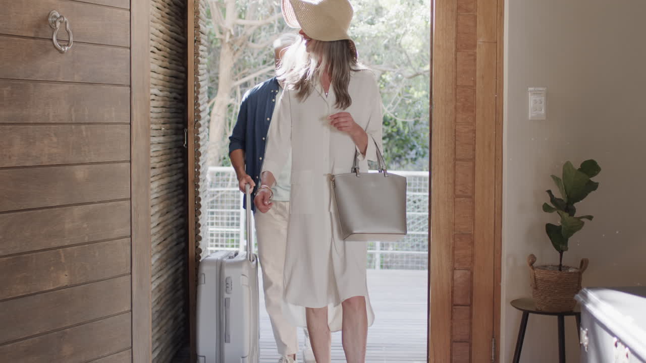 행복한 중년 백인이 호텔 방에 도착합니다. 자연 속에서, 느린 동작.